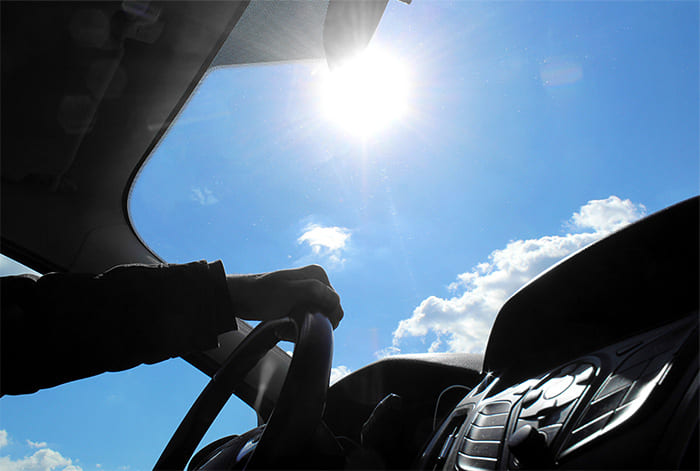 車内からガラスを通して太陽の光が差し込んでいる